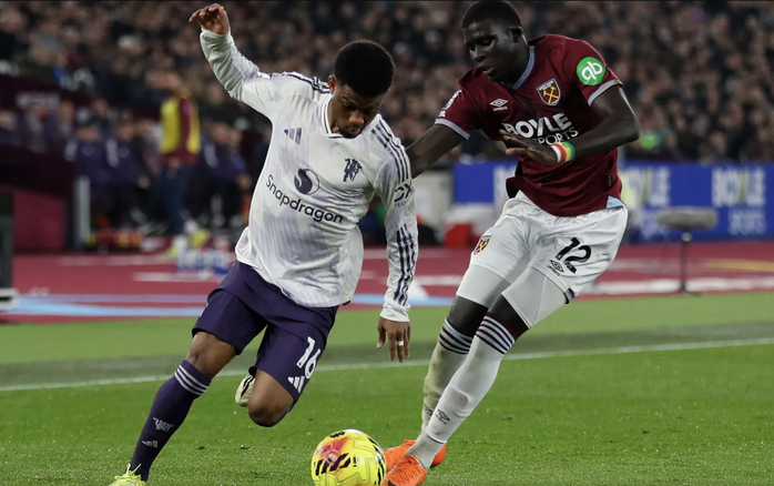 Sesko ghi b&agrave;n ph&uacute;t b&ugrave; giờ, Man United tho&aacute;t hiểm tại London - Ảnh 1.