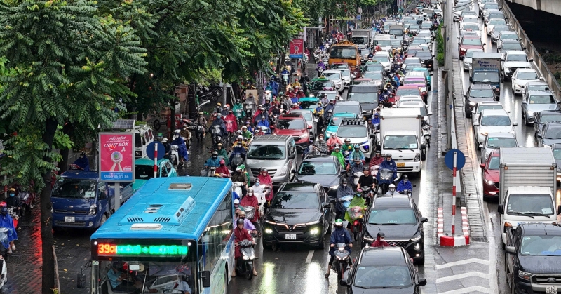 Ph&aacute;t hiện b&eacute; g&aacute;i c&ograve;n nguy&ecirc;n d&acirc;y rốn giữa rẫy sầu ri&ecirc;ng, to&agrave;n th&acirc;n bị kiến bu - Ảnh 2.