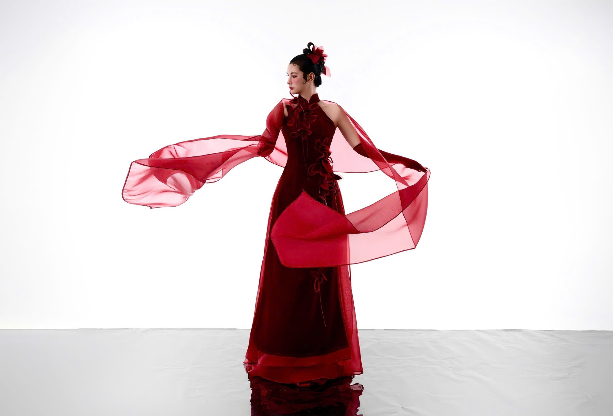 NTK Bely dịu dàng, nữ tính sau chuyển giới - Ảnh 4.