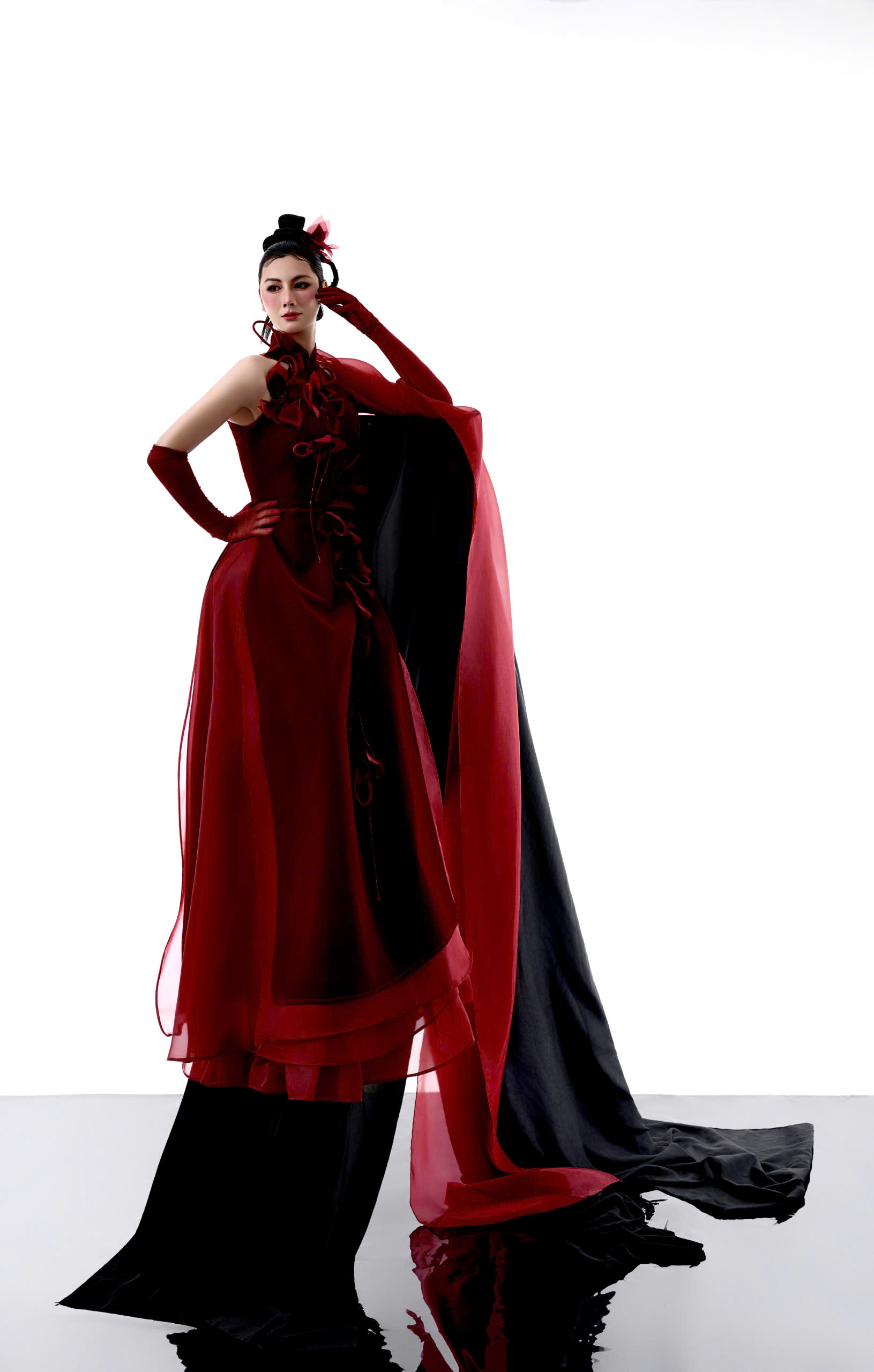 NTK Bely dịu dàng, nữ tính sau chuyển giới - Ảnh 2.