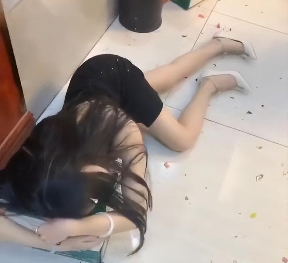 Thức trắng đêm chăm vợ say mềm sau buổi Tất niên, sáng ra, tôi vô tình xem được đoạn video "giông tố" - Ảnh 1.