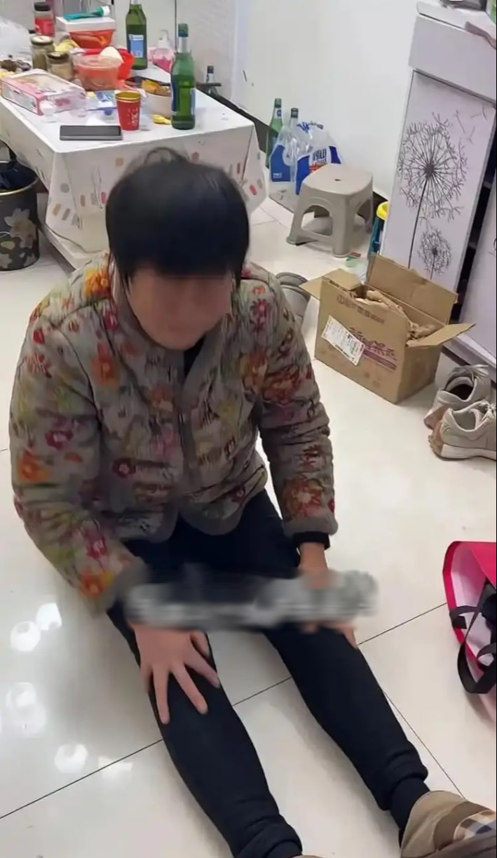 Con d&acirc;u vui vẻ th&ocirc;ng b&aacute;o mang thai đứa thứ 3 nhưng phản ứng của mẹ chồng khiến cả nh&agrave; chết lặng - Ảnh 1.