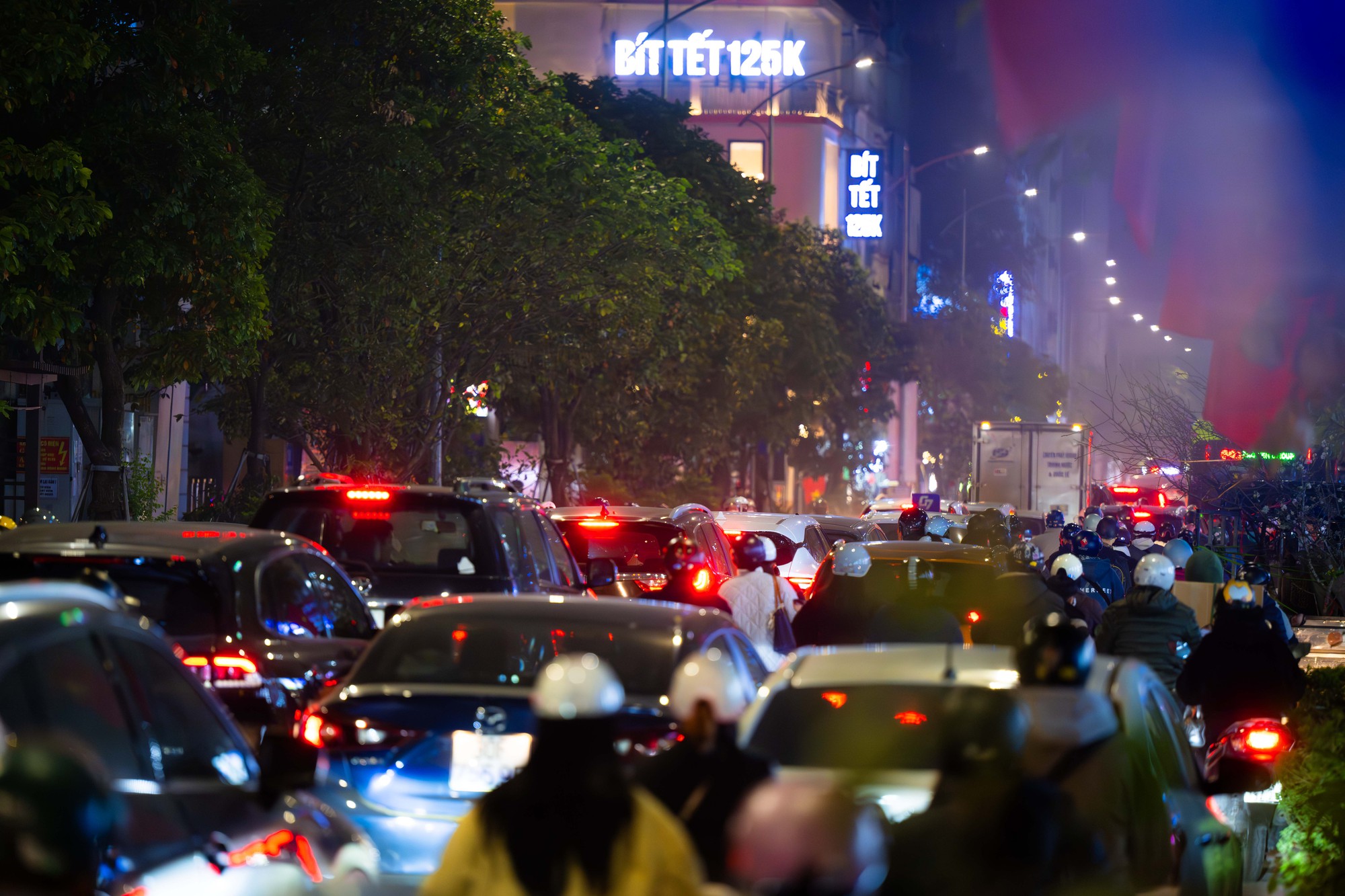 Hà Nội cận Tết: Mắc kẹt giữa dòng xe, một giờ đồng hồ vẫn chưa thoát nổi- Ảnh 11.