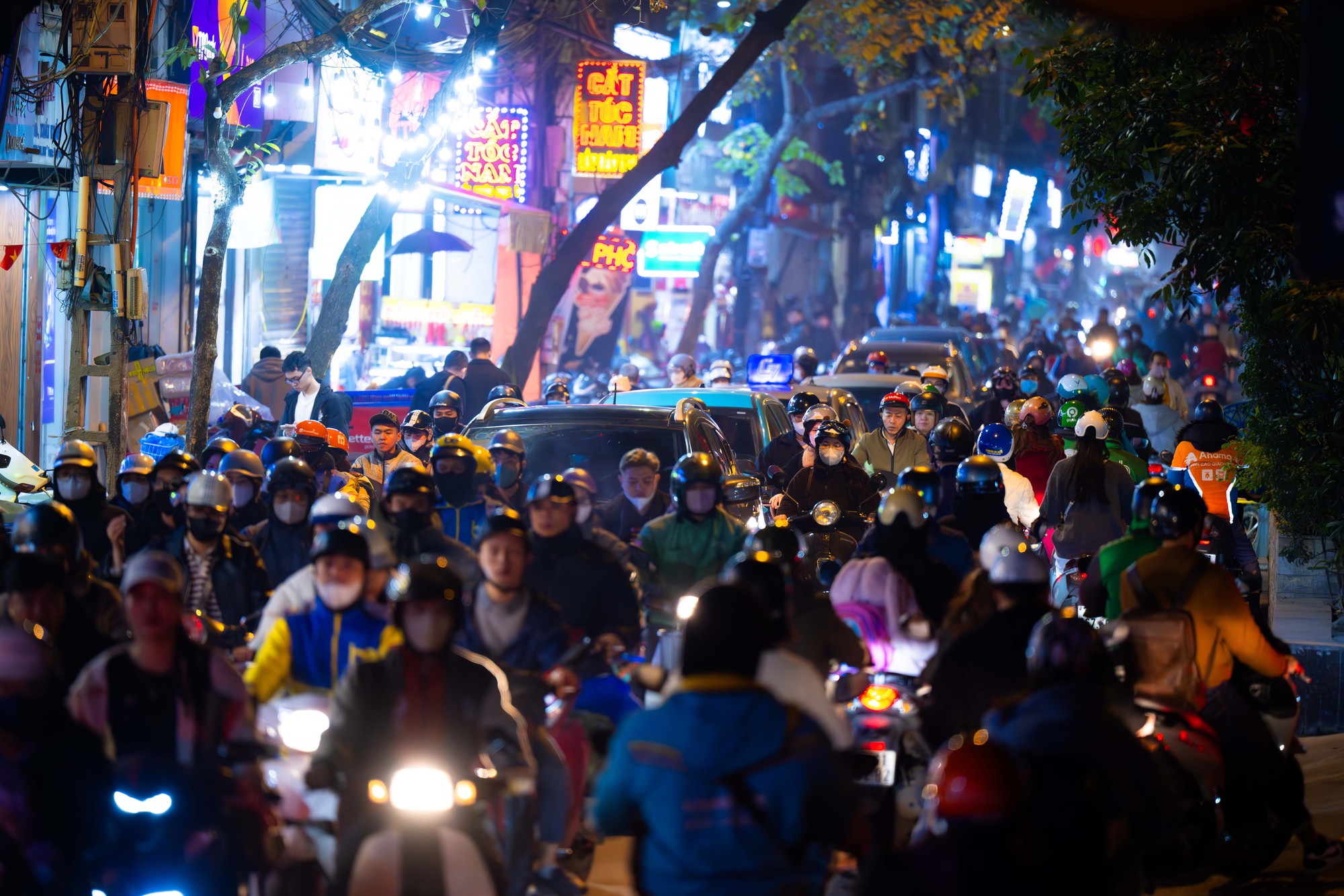 Hà Nội cận Tết: Mắc kẹt giữa dòng xe, một giờ đồng hồ vẫn chưa thoát nổi- Ảnh 9.