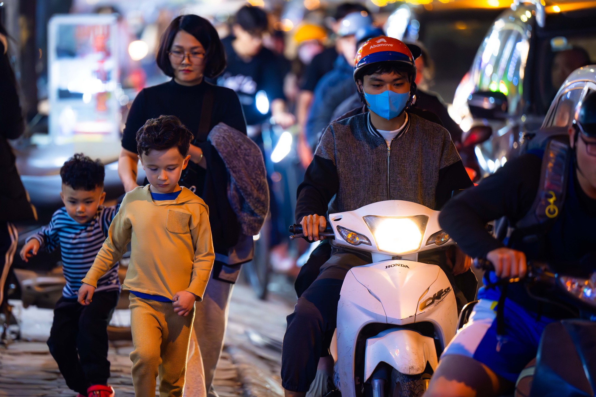 Hà Nội cận Tết: Mắc kẹt giữa dòng xe, một giờ đồng hồ vẫn chưa thoát nổi- Ảnh 8.