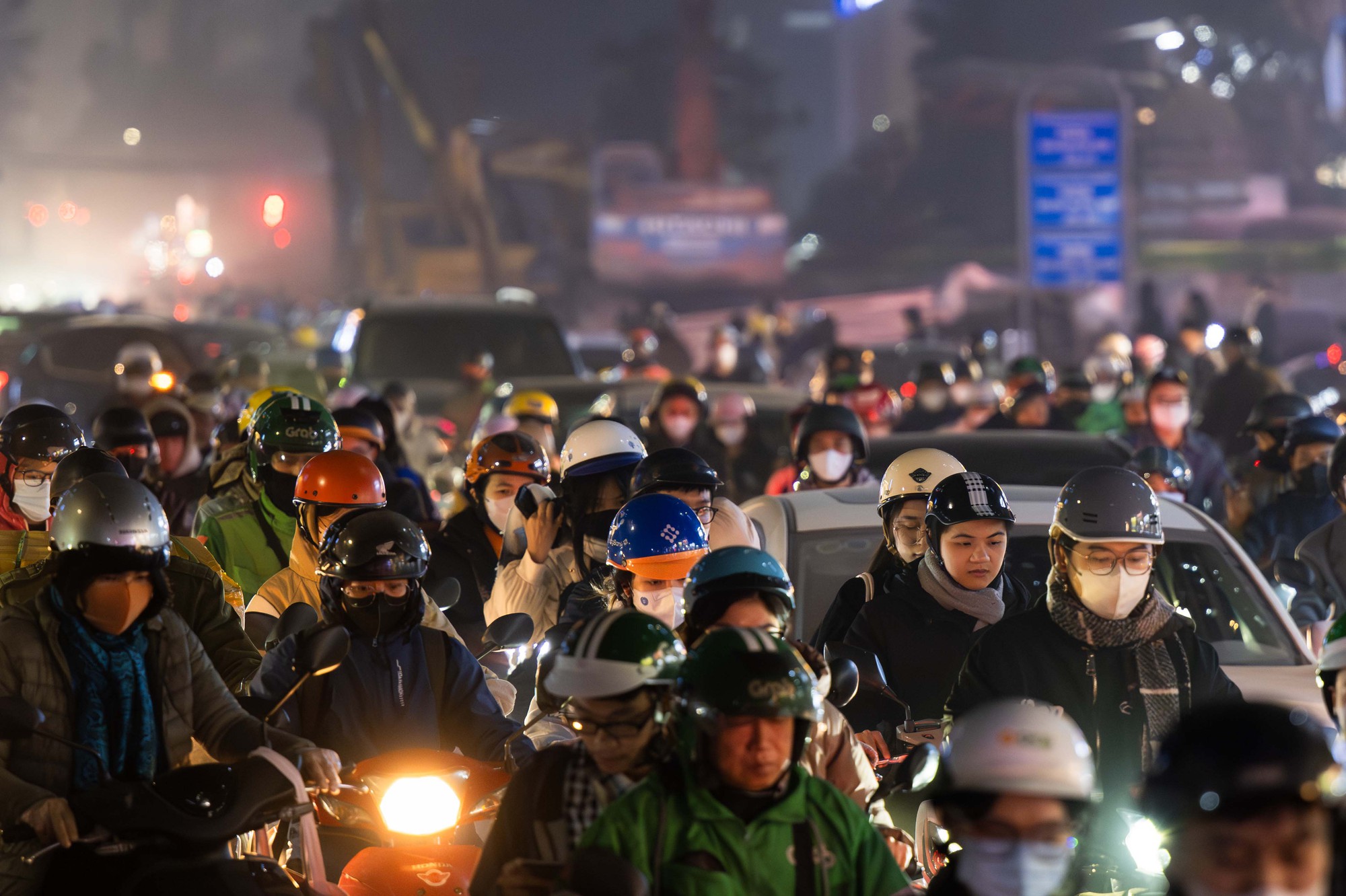 Hà Nội cận Tết: Mắc kẹt giữa dòng xe, một giờ đồng hồ vẫn chưa thoát nổi- Ảnh 4.