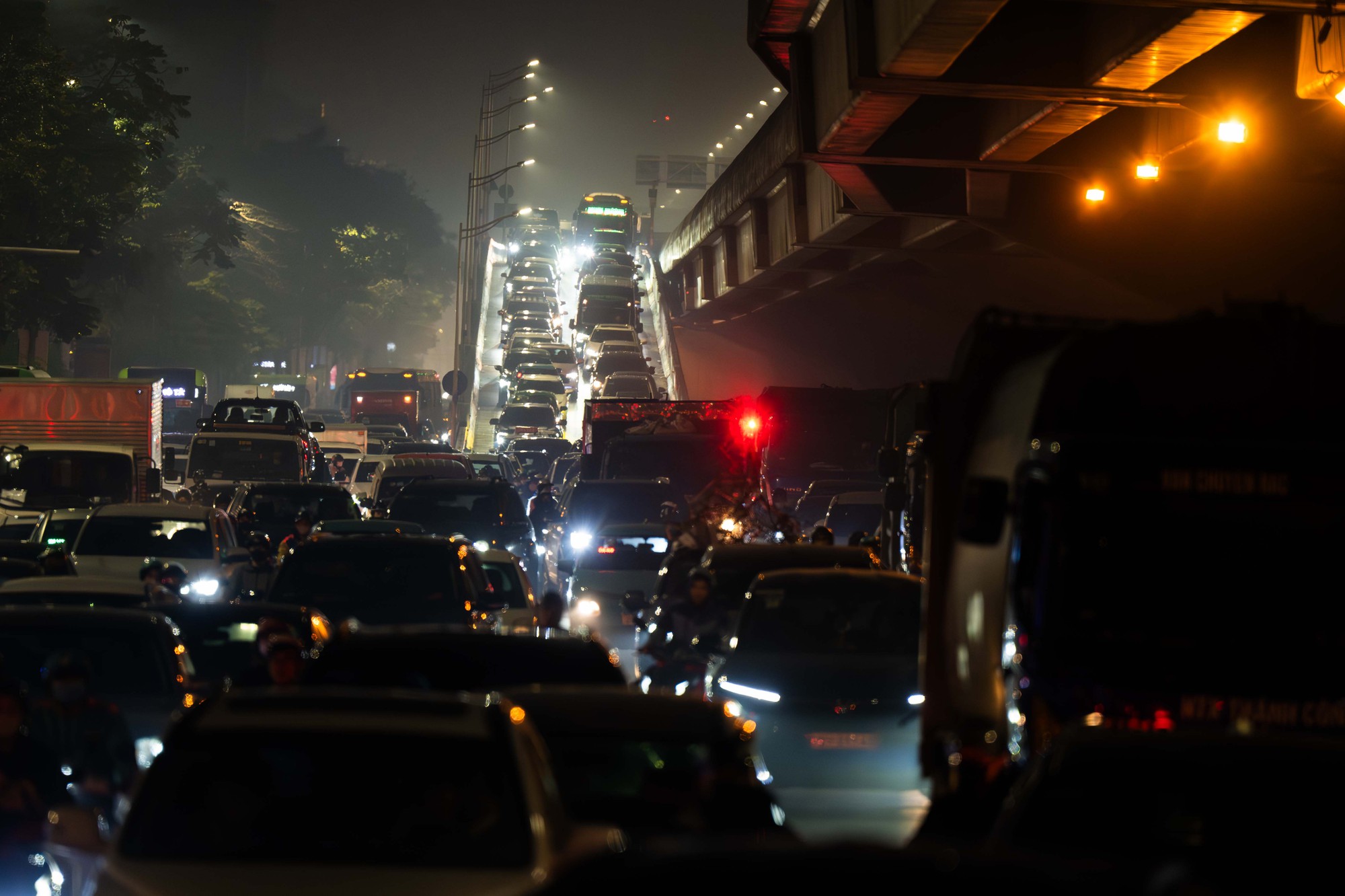 Hà Nội cận Tết: Mắc kẹt giữa dòng xe, một giờ đồng hồ vẫn chưa thoát nổi- Ảnh 13.