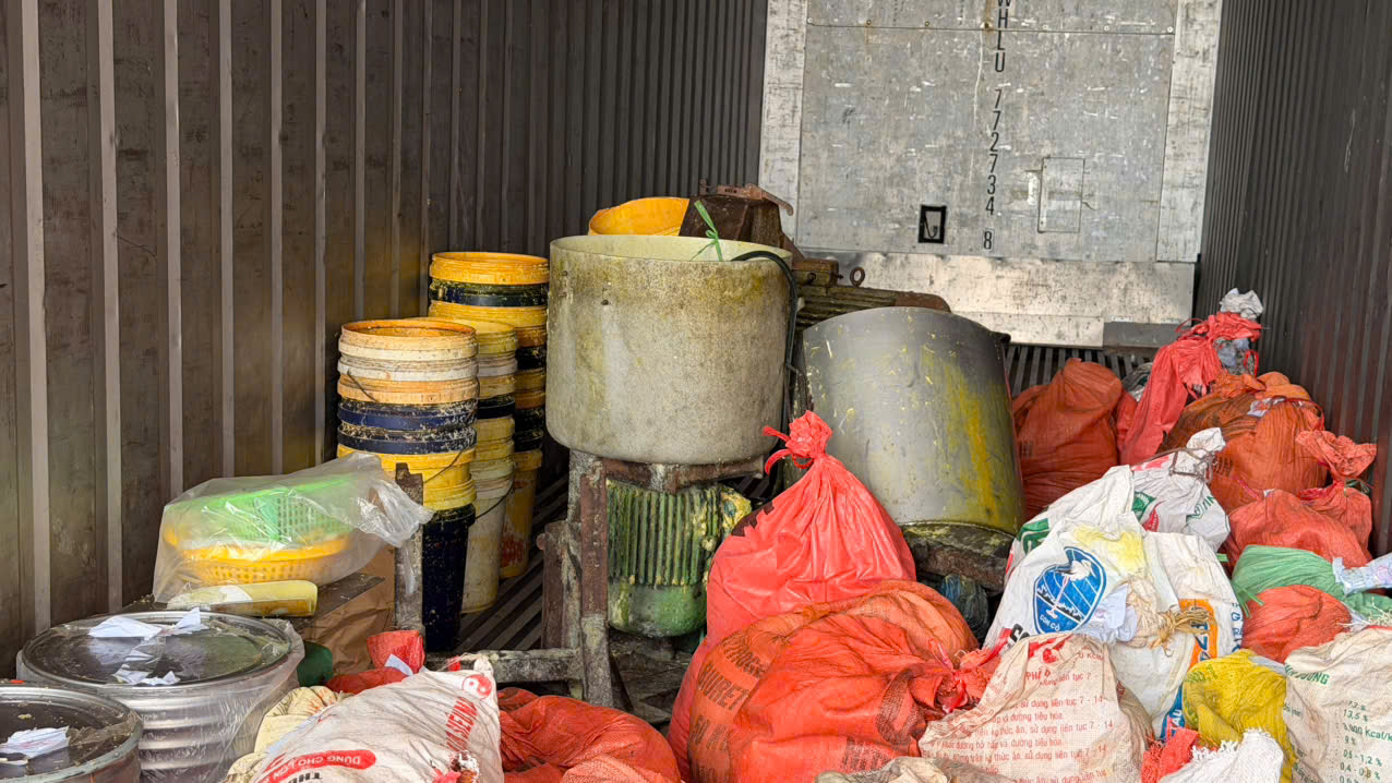 Khám xét, bắt giam chủ xưởng Nguyễn Văn Vinh 50 tuổi vì trộn chất gây ung thư vào gần 2 tấn thực phẩm - Ảnh 3.