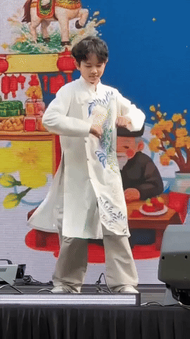 Quý tử nhà Khánh Thi - Phan Hiển sáng bừng sân khấu đón Tết, đúng đẳng cấp của thiếu niên 2 lần vô địch thế giới- Ảnh 1.