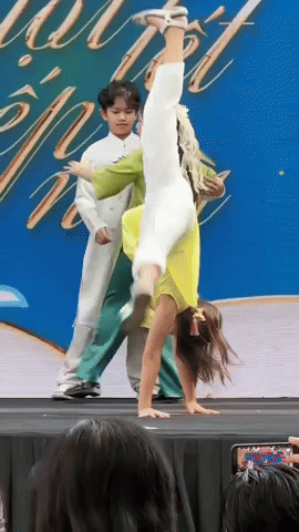 Qu&yacute; tử nh&agrave; Kh&aacute;nh Thi-Phan Hiển s&aacute;ng bừng s&acirc;n khấu đ&oacute;n Tết, đ&uacute;ng đẳng cấp của thiếu ni&ecirc;n 2 lần v&ocirc; địch thế giới - Ảnh 3.