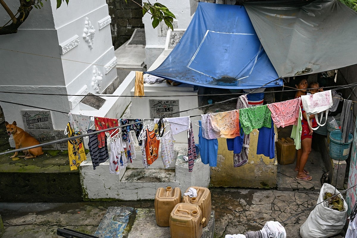 Câu chuyện của 6.000 người sống giữa nghĩa trang: Người chết và người sống cùng "cộng sinh" như thế nào?- Ảnh 7.