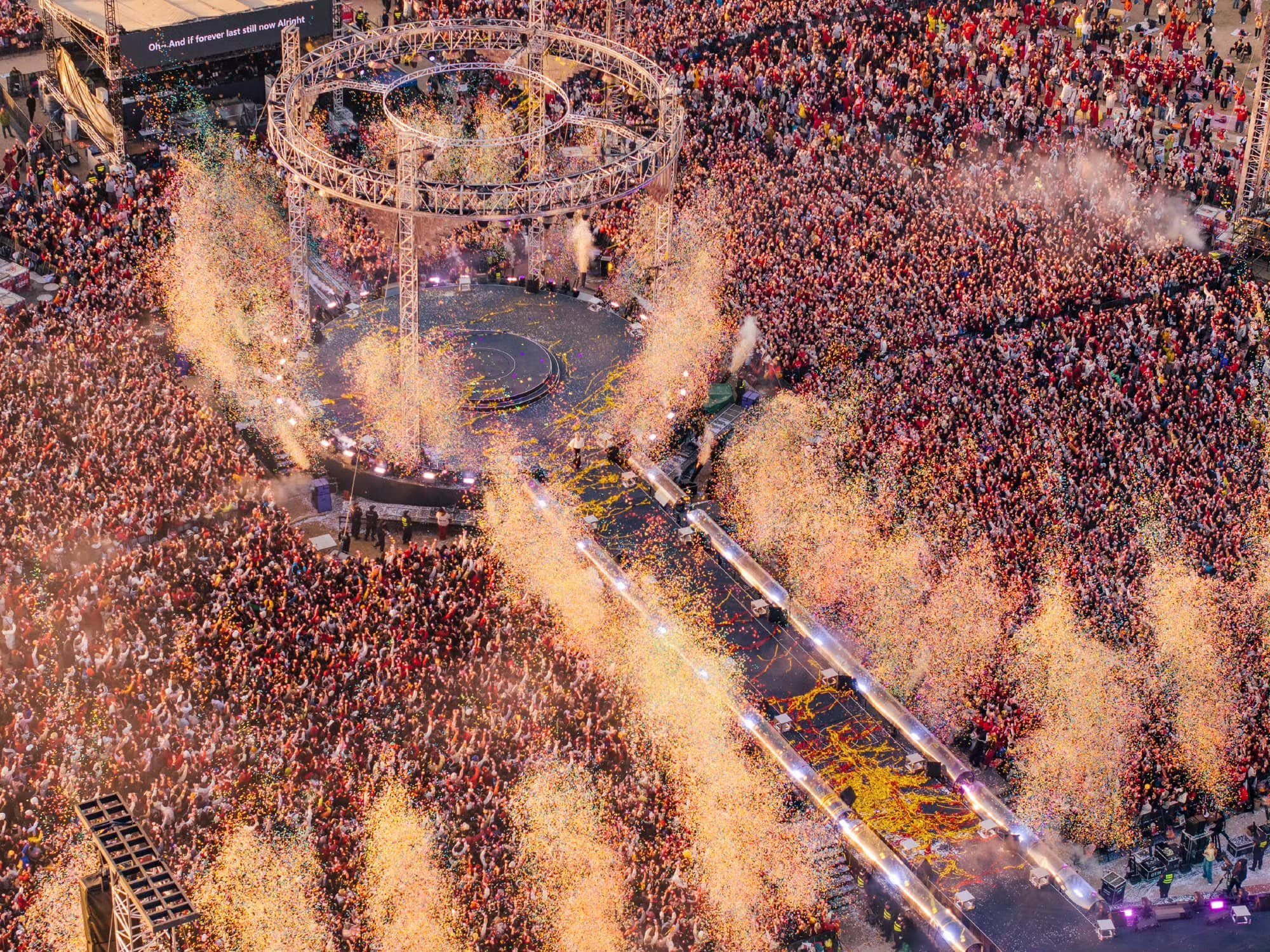 Ca sĩ mua 3 mảnh đất để tổ chức concert, sân khấu quốc gia bán sạch 100 nghìn vé trong một đêm - Ảnh 3.