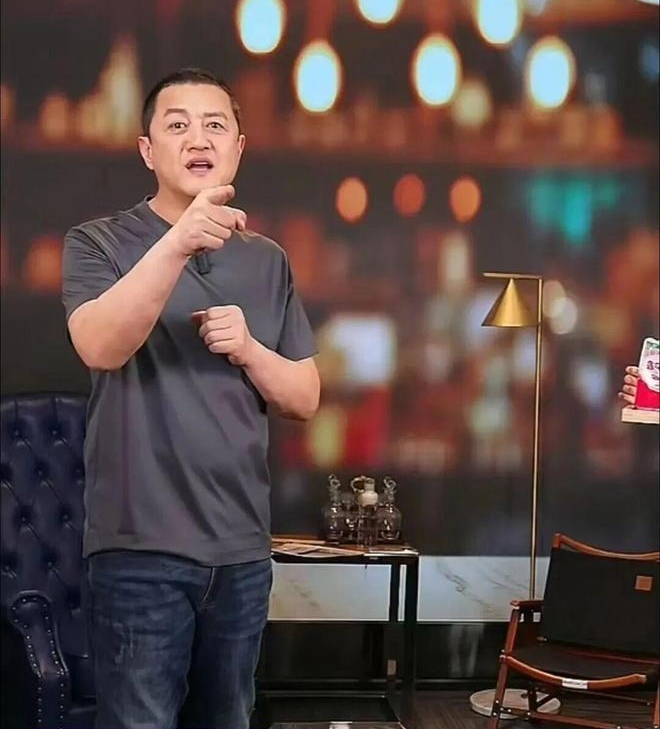 Lý Á Bằng ngừng bán hàng online sau phiên livestream 374 tỷ- Ảnh 2.