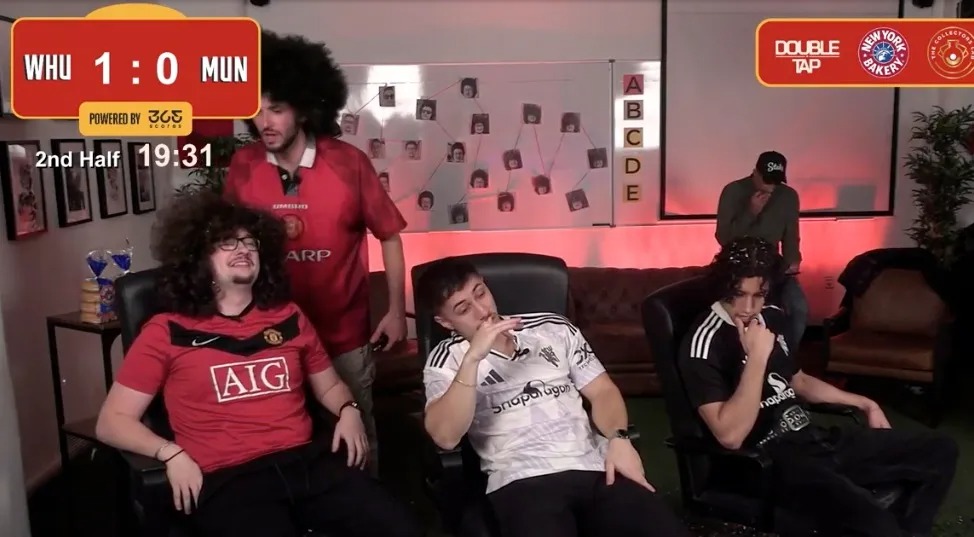 CĐV Man United chết lặng v&igrave; VAR, &ldquo;kế hoạch xuống t&oacute;c&rdquo; đổ bể - Ảnh 2.