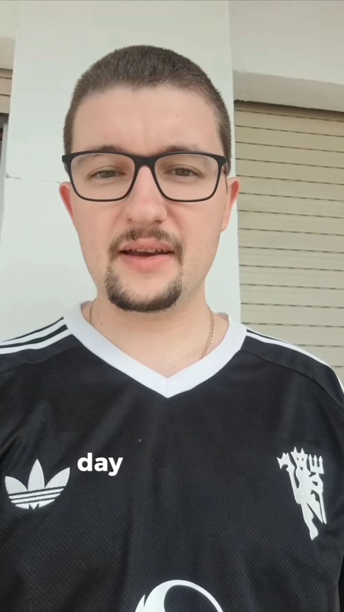 CĐV Man United chết lặng v&igrave; VAR, &ldquo;kế hoạch xuống t&oacute;c&rdquo; đổ bể - Ảnh 3.