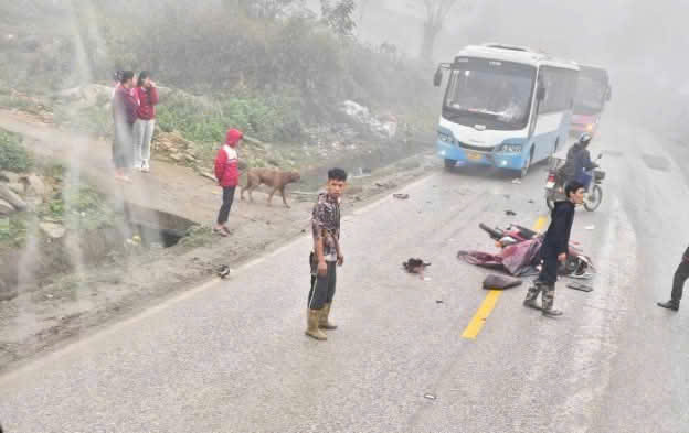 Xe m&aacute;y đấu đầu xe kh&aacute;ch, con 2 tuổi tử vong, mẹ bị thương - Ảnh 1.