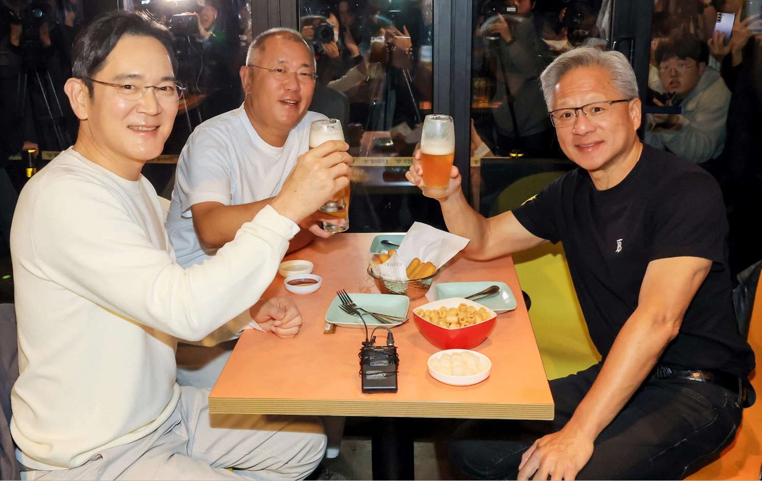 Bữa gà rán của Jensen Huang và chiến lược cung ứng chip nhớ của NVIDIA - Ảnh 1.