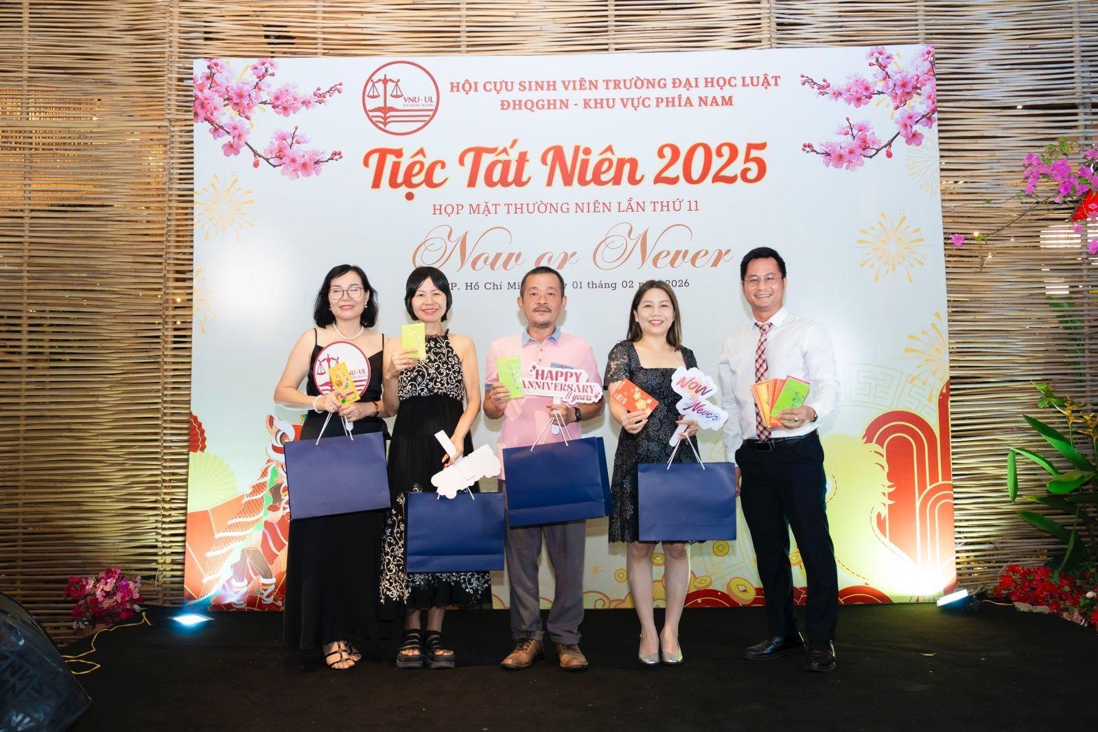 Trao may mắn đầu năm với xổ số - Ảnh 2.