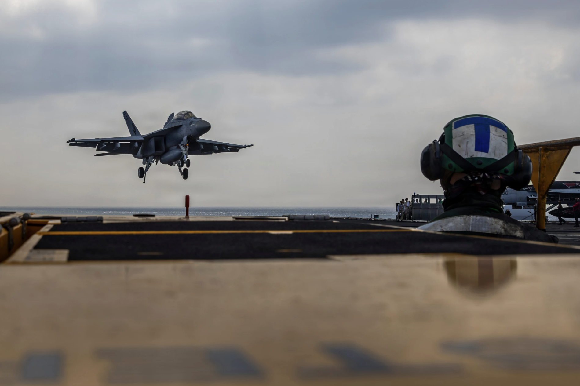 Donald Trump c&acirc;n nhắc triển khai t&agrave;u s&acirc;n bay thứ hai đến Iran - Ảnh 1.