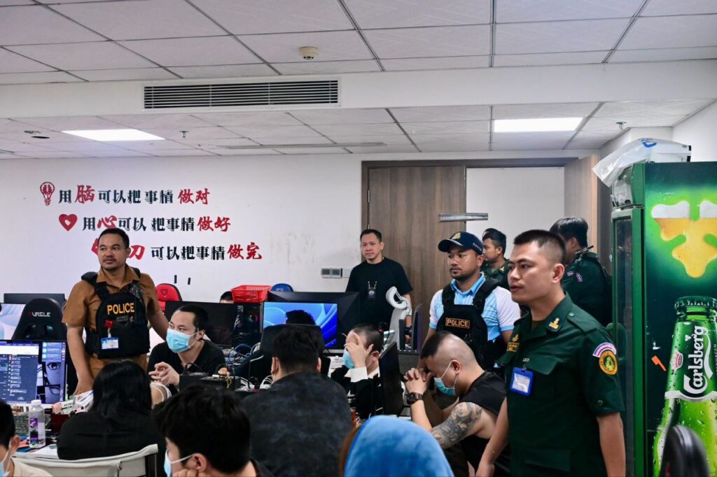 Campuchia triệt ph&aacute; gần 200 tụ điểm lừa đảo trực tuyến - Ảnh 2.