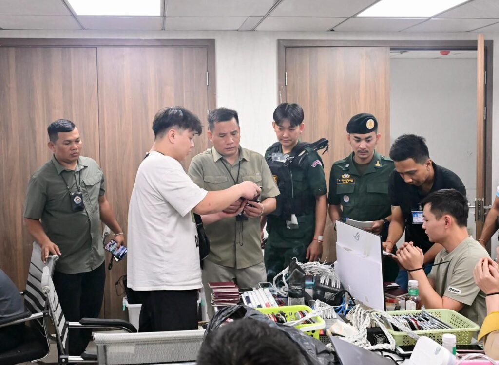 Campuchia triệt ph&aacute; gần 200 tụ điểm lừa đảo trực tuyến - Ảnh 4.