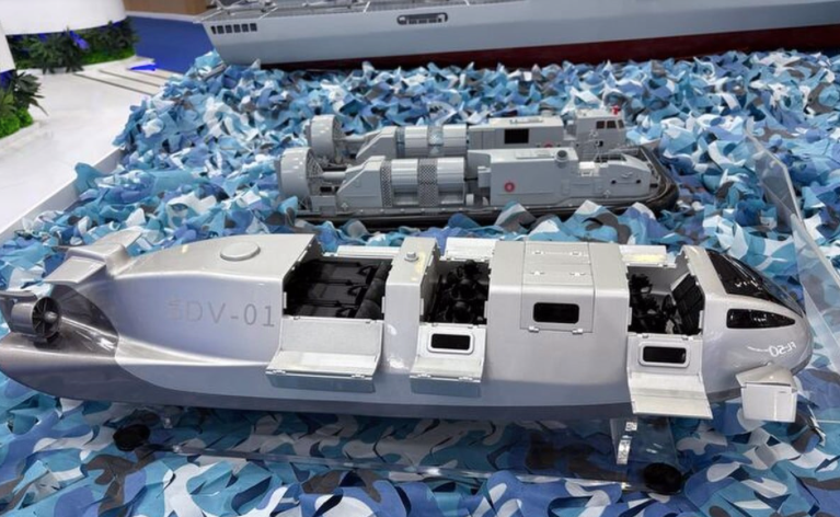 Trung Quốc giới thiệu t&agrave;u chở người nh&aacute;i b&iacute; mật Tại triển l&atilde;m quốc ph&ograve;ng 2026 - Ảnh 1.