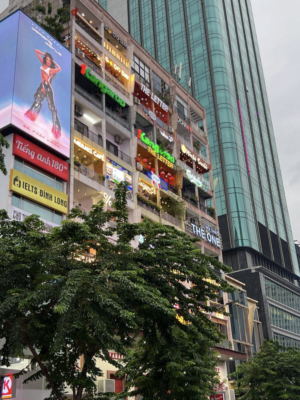 Chung cư 66 năm tuổi ở phố đi bộ Nguyễn Huệ: Diện mạo mới lạ lẫm - Ảnh 2.