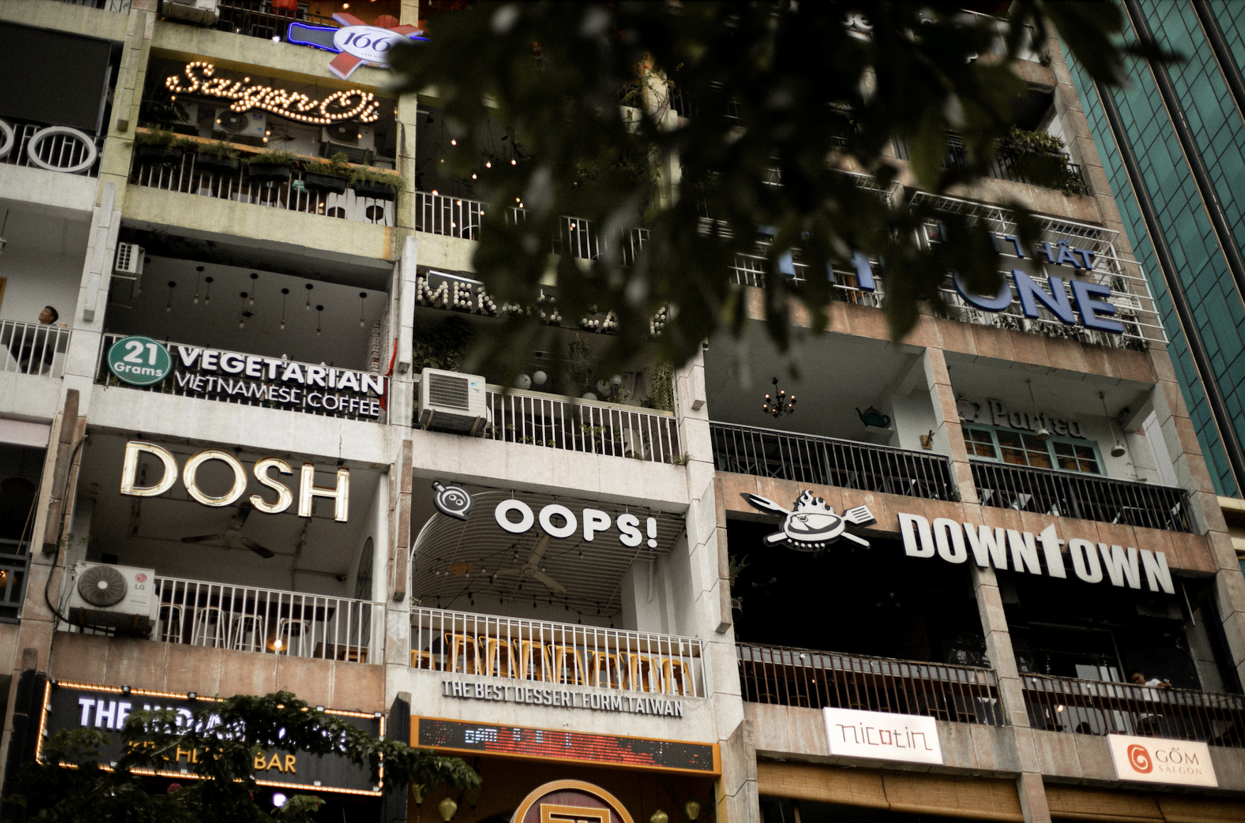 Chung cư 66 năm tuổi ở phố đi bộ Nguyễn Huệ: Diện mạo mới lạ lẫm - Ảnh 4.