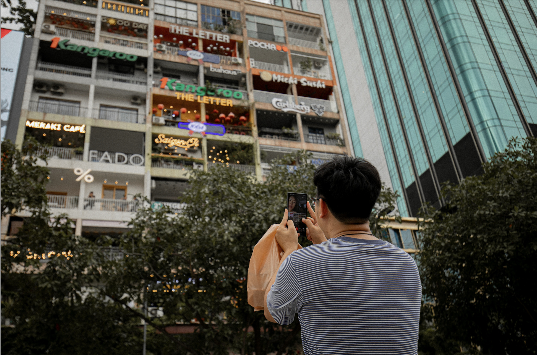 Chung cư 66 năm tuổi ở phố đi bộ Nguyễn Huệ: Diện mạo mới lạ lẫm - Ảnh 3.