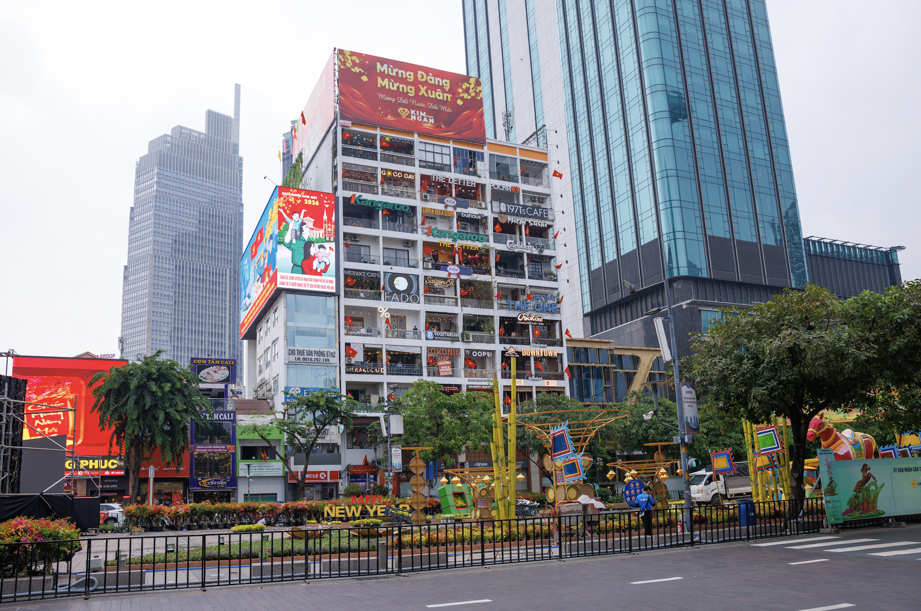 Chung cư 66 năm tuổi ở phố đi bộ Nguyễn Huệ: Diện mạo mới lạ lẫm - Ảnh 1.