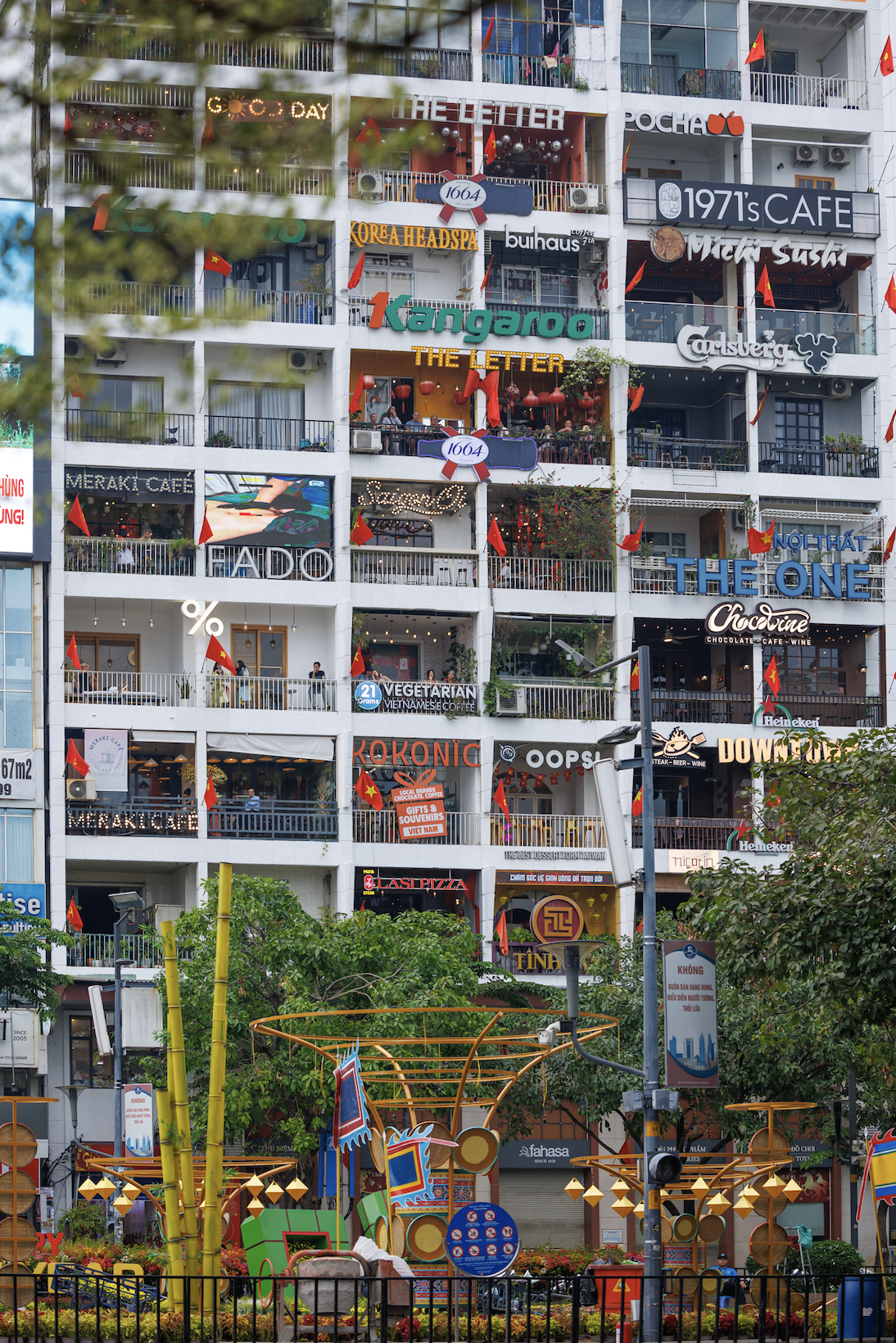 Chung cư 66 năm tuổi ở phố đi bộ Nguyễn Huệ: Diện mạo mới lạ lẫm - Ảnh 6.