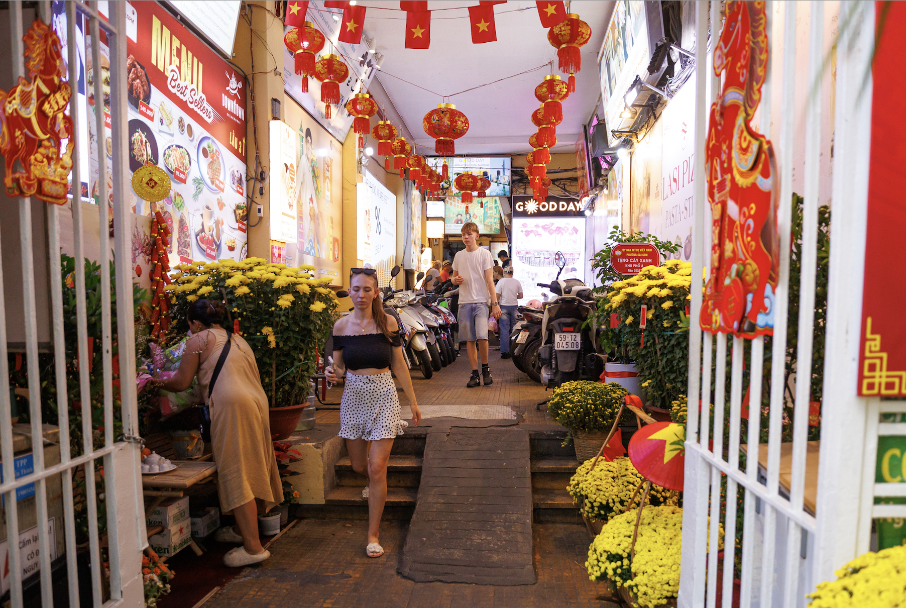 Chung cư 66 năm tuổi ở phố đi bộ Nguyễn Huệ: Diện mạo mới lạ lẫm - Ảnh 11.