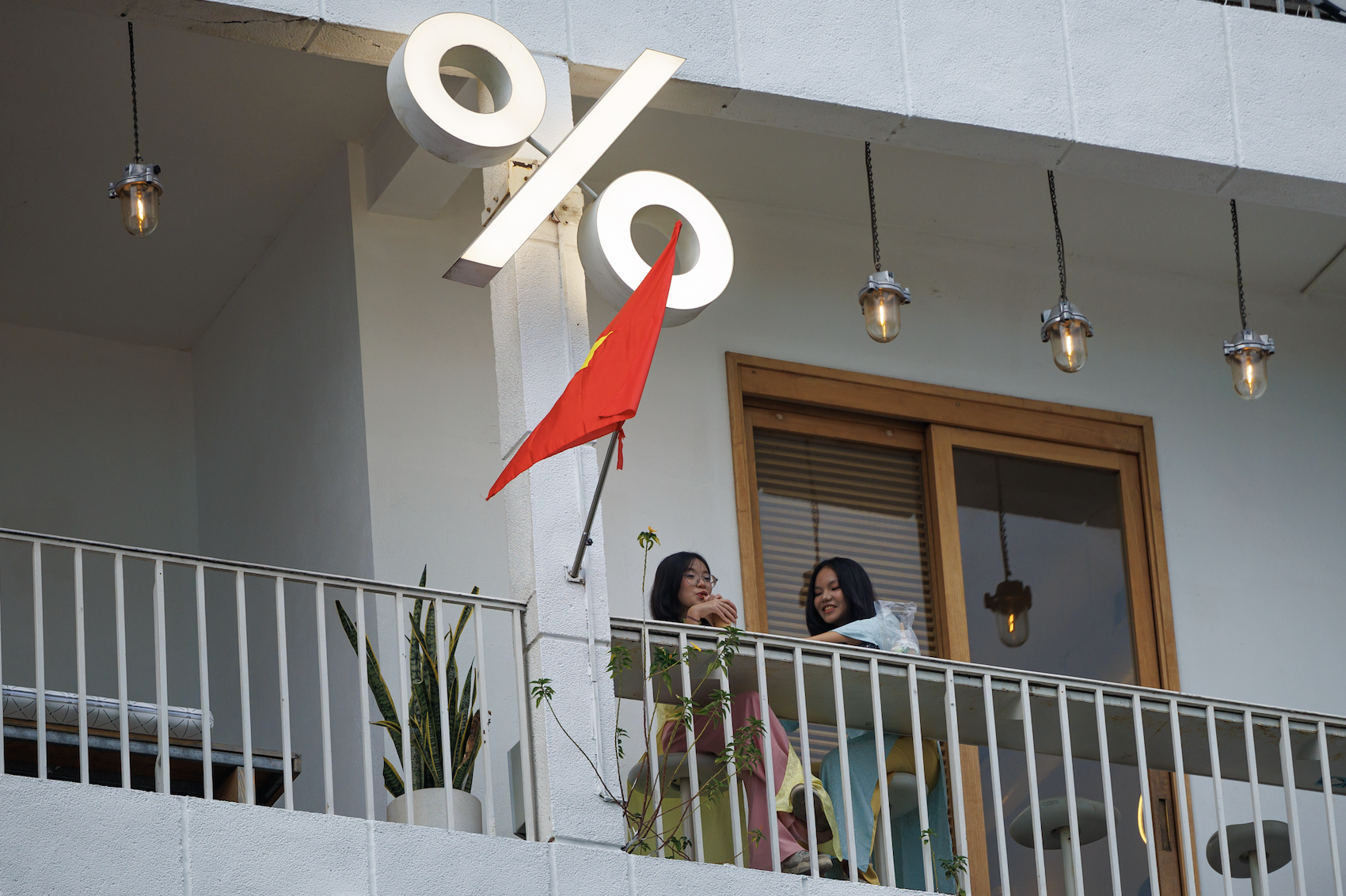 Chung cư 66 năm tuổi ở phố đi bộ Nguyễn Huệ: Diện mạo mới lạ lẫm - Ảnh 9.