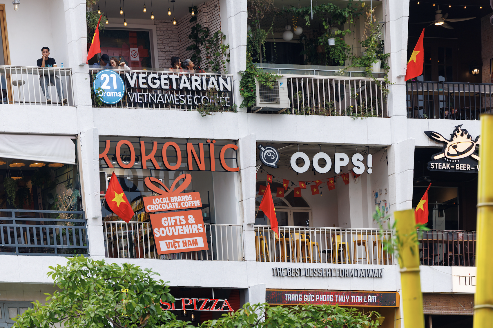 Chung cư 66 năm tuổi ở phố đi bộ Nguyễn Huệ: Diện mạo mới lạ lẫm - Ảnh 7.