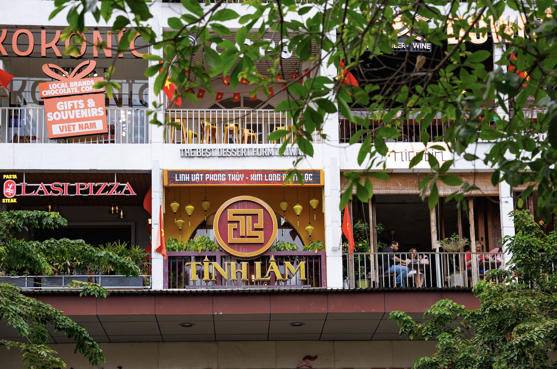 Chung cư 66 năm tuổi ở phố đi bộ Nguyễn Huệ: Diện mạo mới lạ lẫm - Ảnh 8.