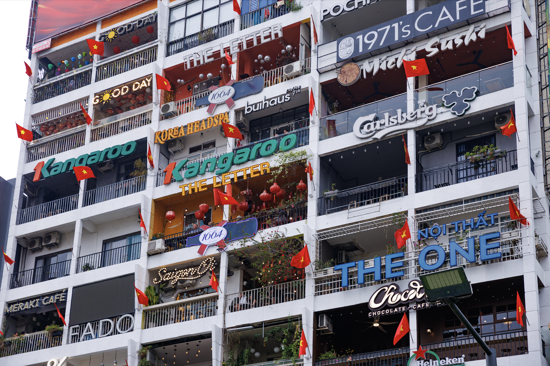 Chung cư 66 năm tuổi ở phố đi bộ Nguyễn Huệ: Diện mạo mới lạ lẫm - Ảnh 10.