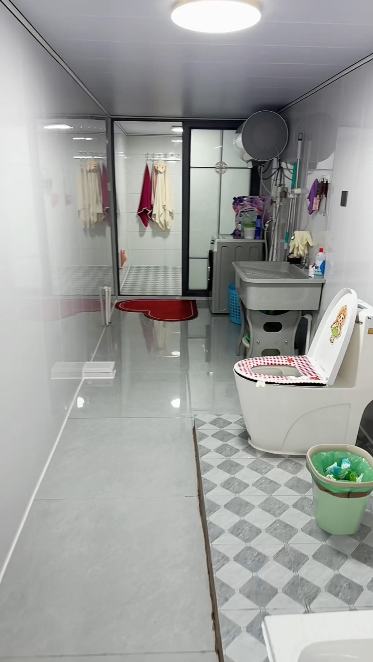 Clip khoe nh&agrave; vệ sinh &ldquo;g&acirc;y b&atilde;o&rdquo; MXH: Sạch tinh tươm, rộng r&atilde;i thoải m&aacute;i, nhưng bố cục lại khiến "&acirc;m điểm" - Ảnh 3.