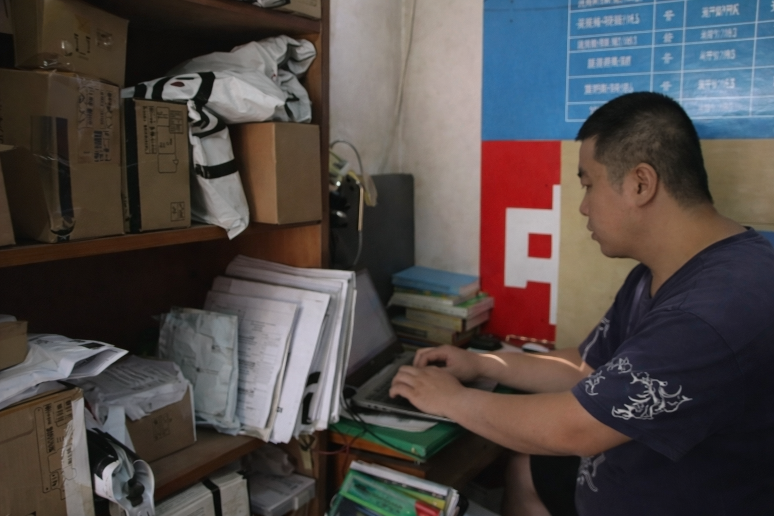 Nghi&ecirc;n cứu sinh tiến sĩ U40 l&agrave;m shipper, c&acirc;u chuyện đ&aacute;ng suy ngẫm - Ảnh 1.