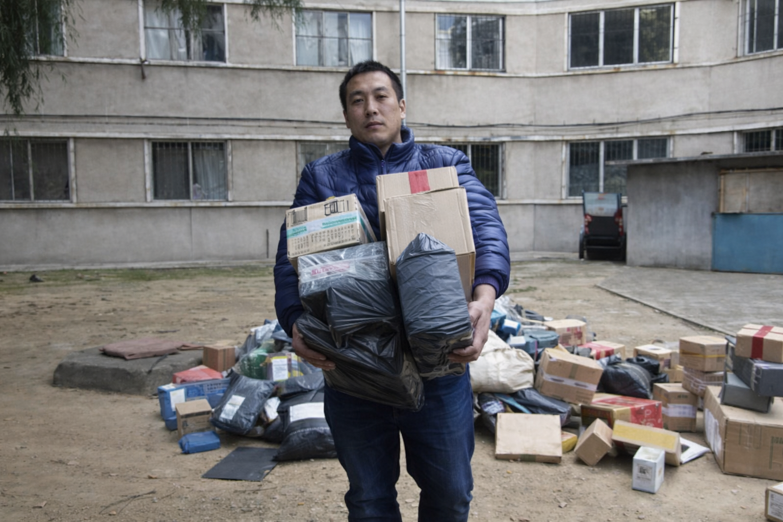 Nghi&ecirc;n cứu sinh tiến sĩ U40 l&agrave;m shipper, c&acirc;u chuyện đ&aacute;ng suy ngẫm - Ảnh 2.