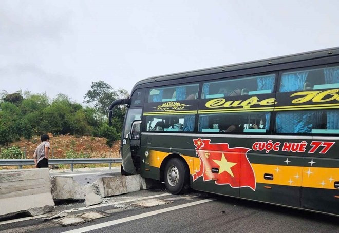 Kh&aacute;ch hoảng loạn khi xe kh&aacute;ch mất l&aacute;i tr&ecirc;n cao tốc Cam L&acirc;m - Vĩnh Hảo - Ảnh 1.