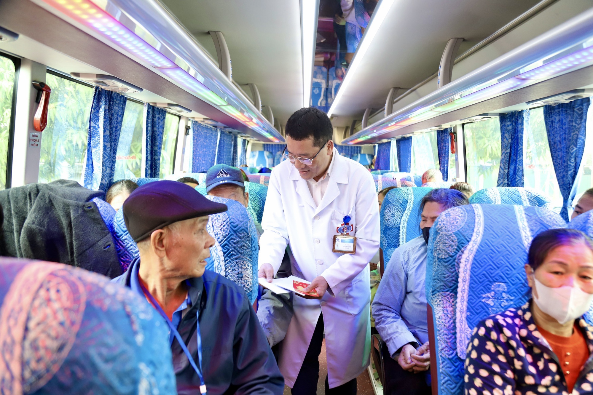 Hơn 1.200 bệnh nh&acirc;n dự cơm tất ni&ecirc;n, l&ecirc;n chuyến xe miễn ph&iacute; về qu&ecirc; - Ảnh 9.