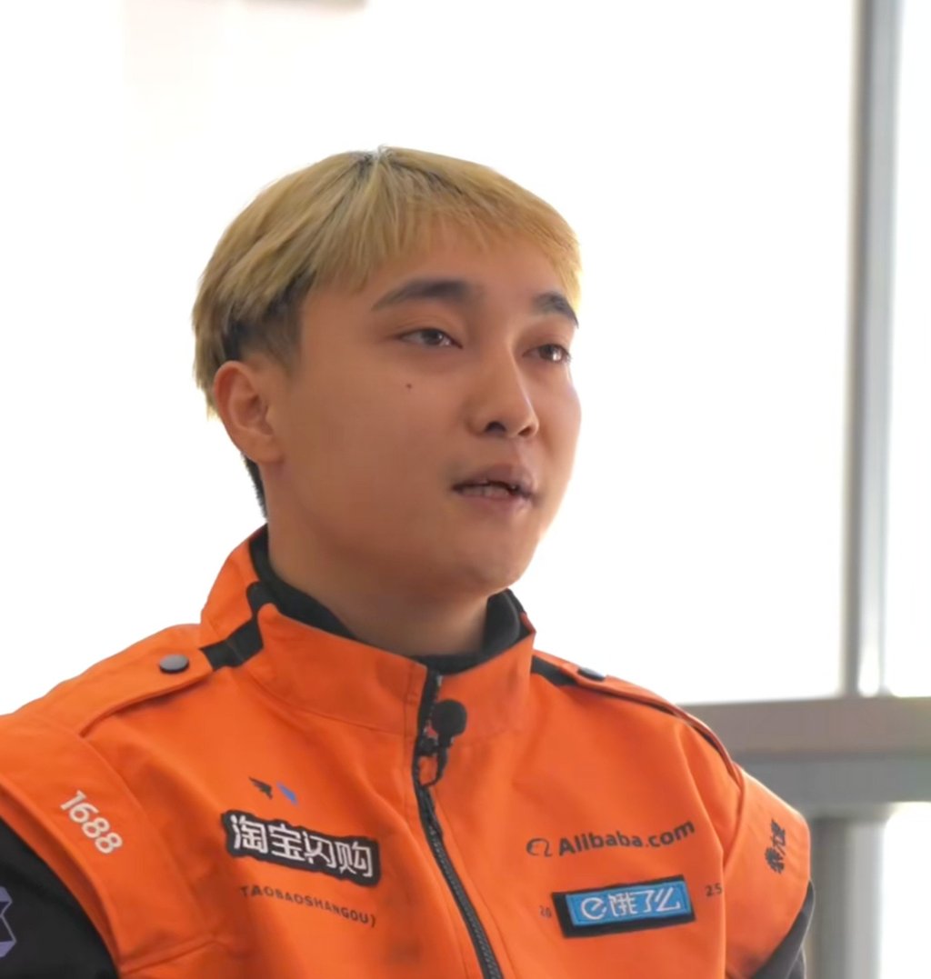 Chàng trai 24 tuổi trở thành shipper duy nhất tại huyện vùng sâu, mỗi ngày chạy 200 đơn hàng giữa núi rừng cô độc - Ảnh 1.