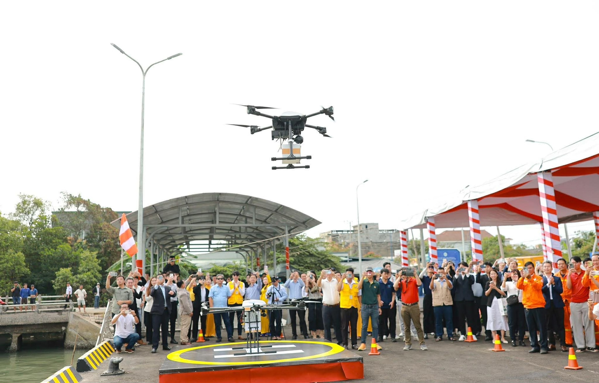 N&Oacute;NG: Ch&iacute;nh thức khai trương tuyến giao h&agrave;ng vượt biển bằng UAV đầu ti&ecirc;n, 2kg h&agrave;ng bay 12km mất 15 ph&uacute;t - Ảnh 4.