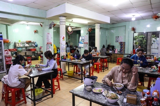 Chủ qu&aacute;n b&uacute;n b&ograve; thưởng Tết bằng v&agrave;ng cho nh&acirc;n vi&ecirc;n suốt 5 năm ở TP.HCM: Đ&oacute; l&agrave; sở th&iacute;ch, năm nay thế n&agrave;o? - Ảnh 1.