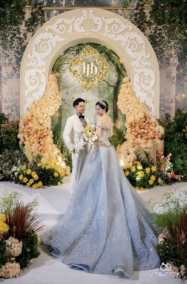 Thực hư chuyện c&ocirc; d&acirc;u T&acirc;y Ninh trong đ&aacute;m cưới trăm tỷ đi lựa v&aacute;y cưới phải đứng chen ch&uacute;c, khổ sở- Ảnh 2.