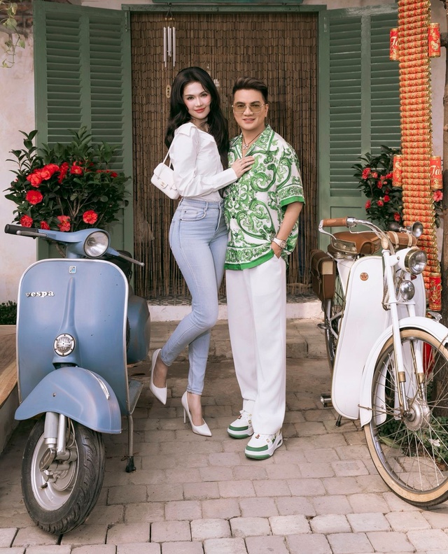 "&Ocirc;ng ho&agrave;ng nhạc Việt" khen nức nở "nữ ho&agrave;ng nội y" trẻ đẹp, h&agrave;o ph&oacute;ng - Ảnh 1.