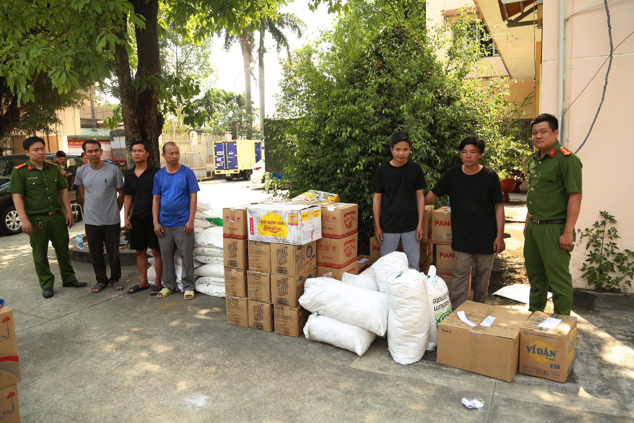 Tịch thu hàng tấn tang vật sau khi đồng loạt khám xét 5 địa điểm: 'Giật mình' danh sách hạt nêm, nước mắm - Ảnh 1.