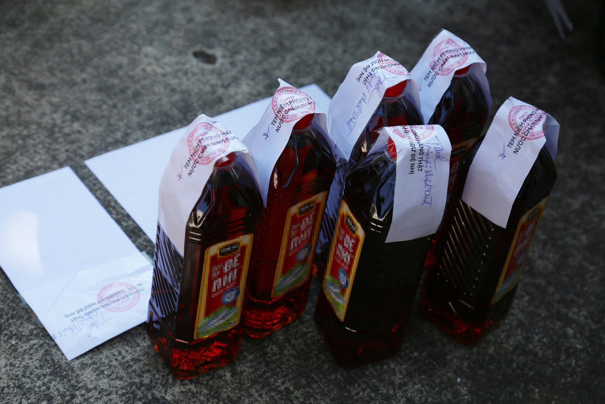 Tịch thu hàng tấn tang vật sau khi đồng loạt khám xét 5 địa điểm: 'Giật mình' danh sách hạt nêm, nước mắm - Ảnh 4.