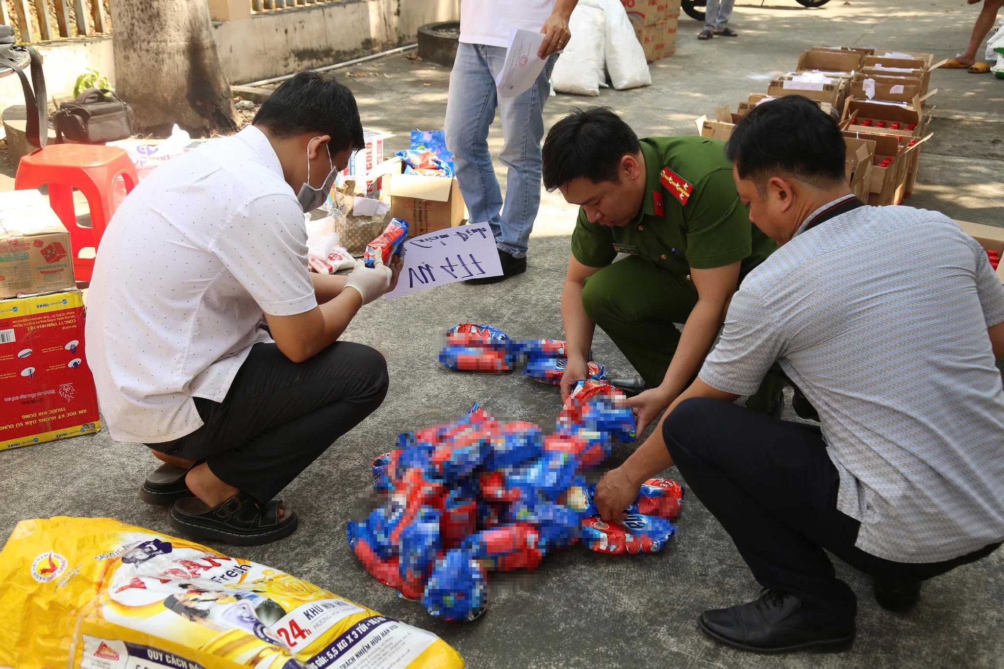 Tịch thu hàng tấn tang vật sau khi đồng loạt khám xét 5 địa điểm: 'Giật mình' danh sách hạt nêm, nước mắm - Ảnh 11.