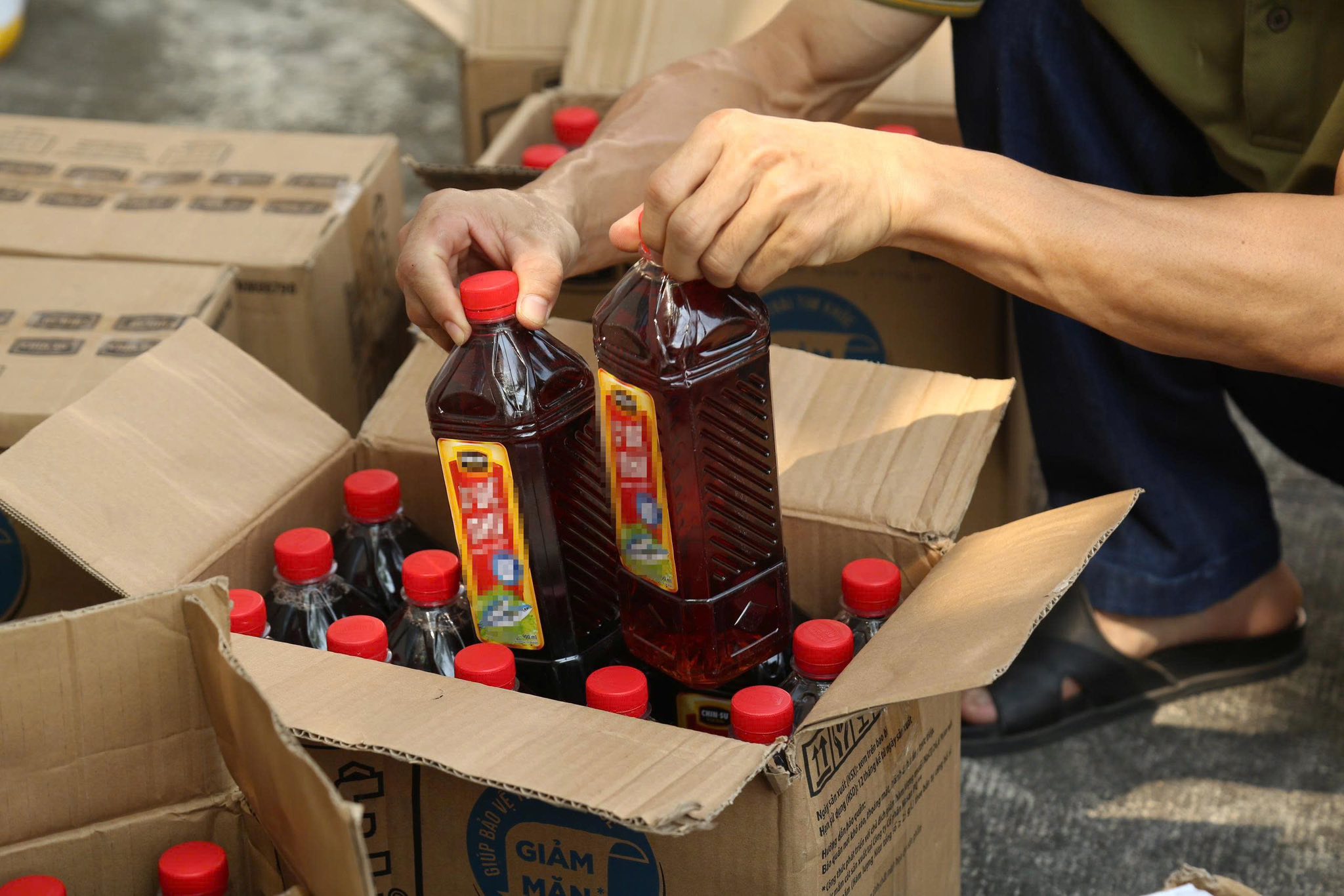 Tịch thu hàng tấn tang vật sau khi đồng loạt khám xét 5 địa điểm: 'Giật mình' danh sách hạt nêm, nước mắm - Ảnh 8.